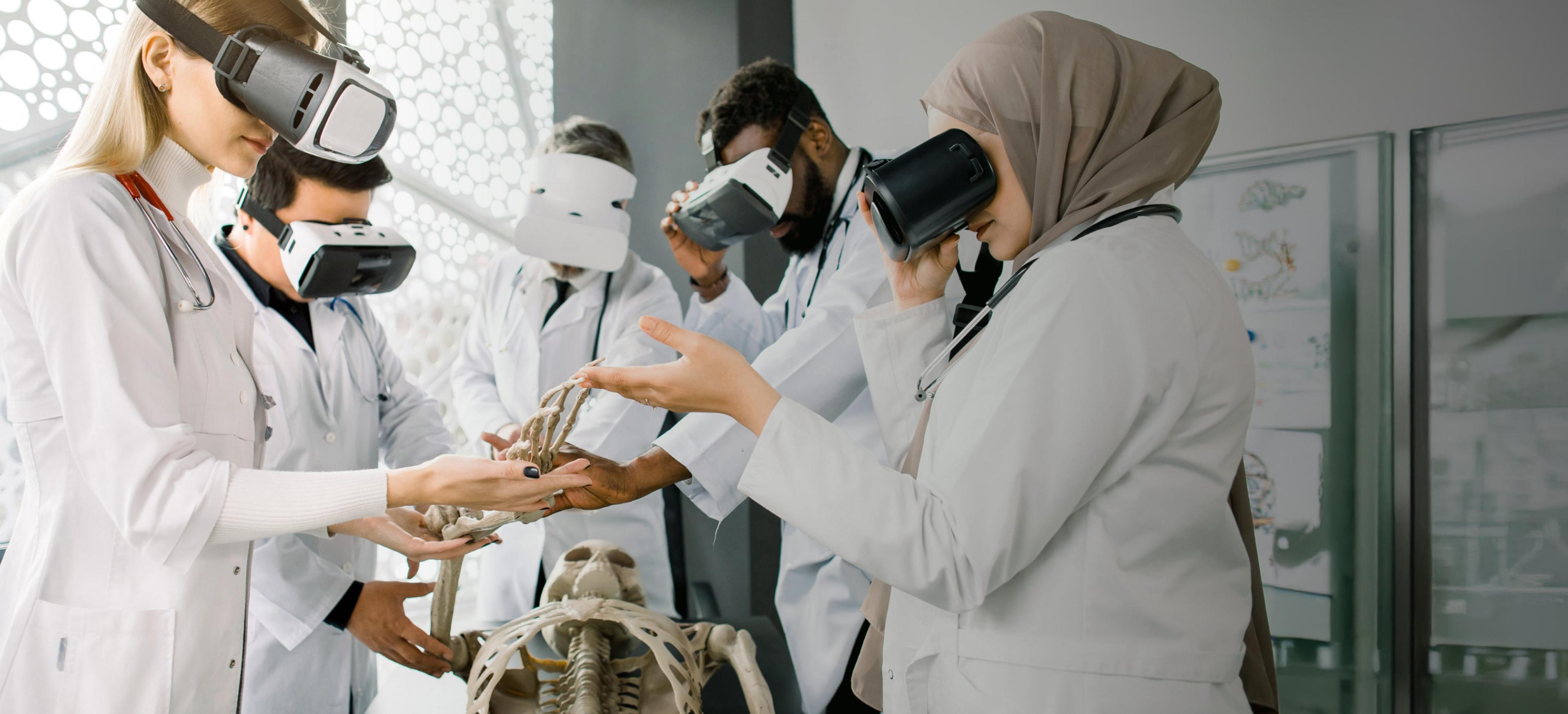 de_healthtech_virtual-reality_medizinische-ausbildung_03_cta-with-blur