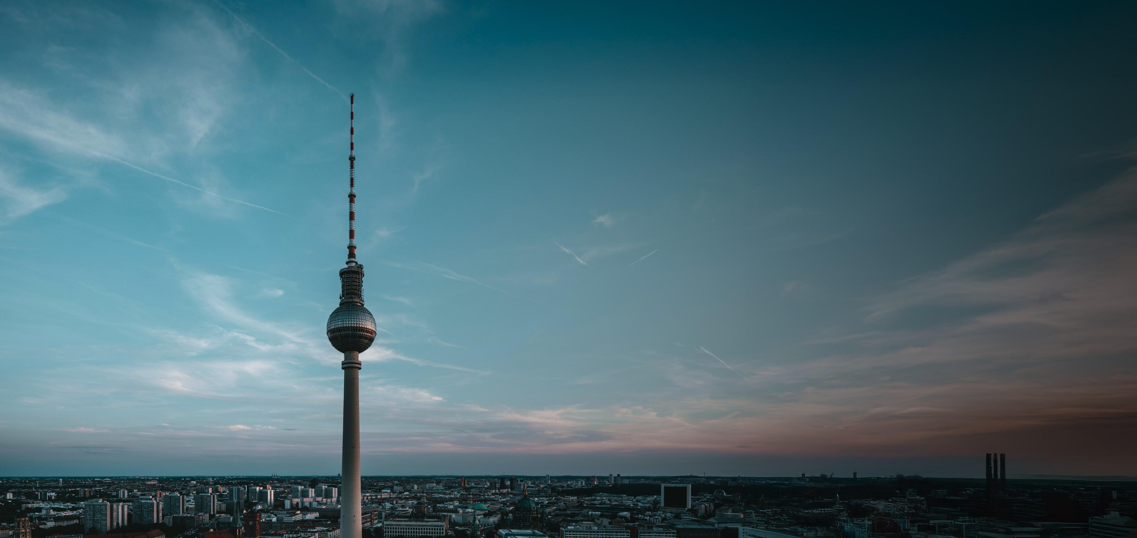 de_leistungen_softwareentwicklung_nearshore_03_cta-with-blur-2