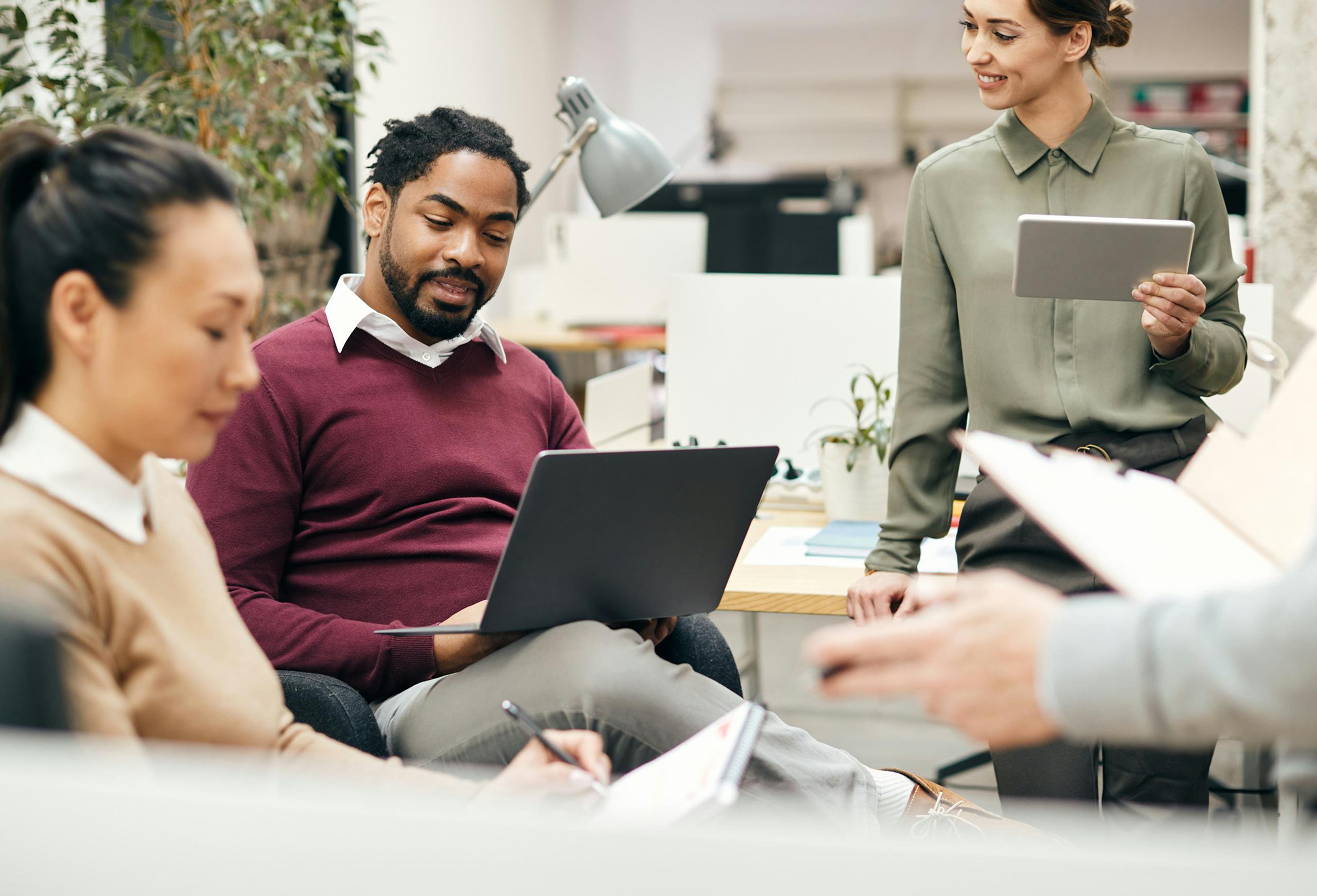 uk_bespoke-software-development_outsourcing_00_hero