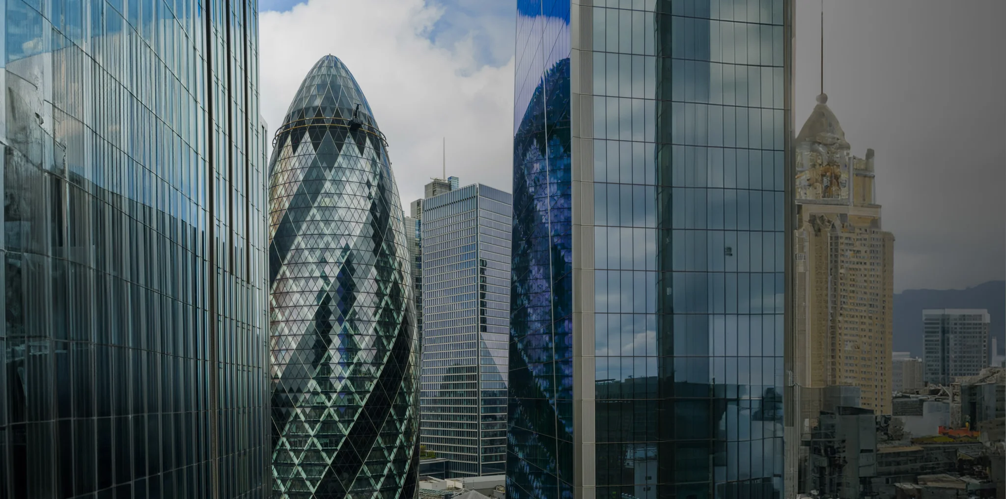 uk_finance_banking_mobile_04_cta-with-blur